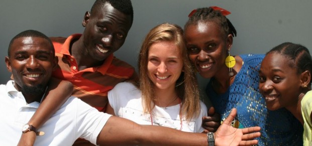 Monika Kubica wraz z podopiecznymi Centrum Młodzieżowego w Dar es Salaam. Fot. Jadwiga Karlak